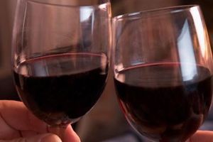 El vino contra la cerveza: ¿quién ganará la batalla en España?