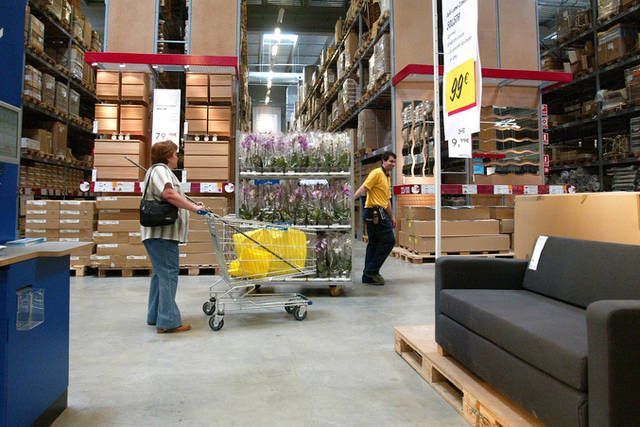 Las grandes superficies aprueban un convenio con alzas salariales de hasta el 2,5% en 2017