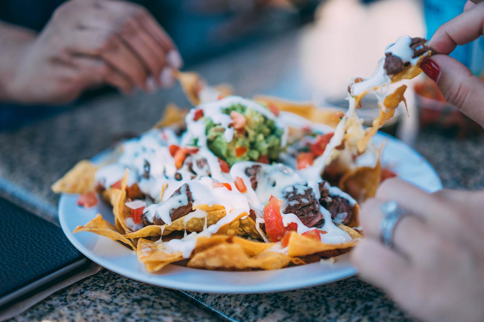 Los barceloneses comen fuera con mayor frecuencia que la media nacional, gastan menos en restaurantes, y reclaman más al comprar alimentación online