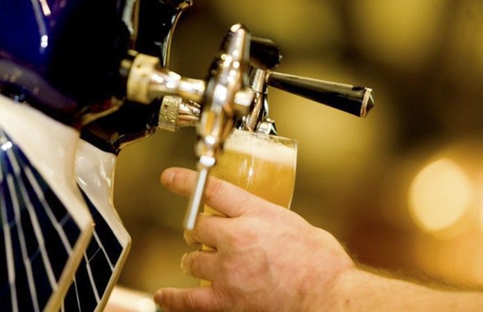 La bejarana Pilar García Muñoz, mejor tiradora de cerveza de CyL.