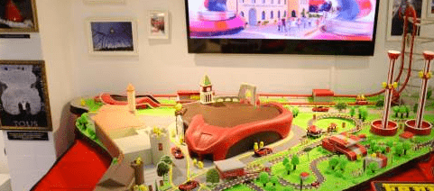 La pastelería Escribà reproduce en una monumental mona de Pascua el parque Ferrari Land .