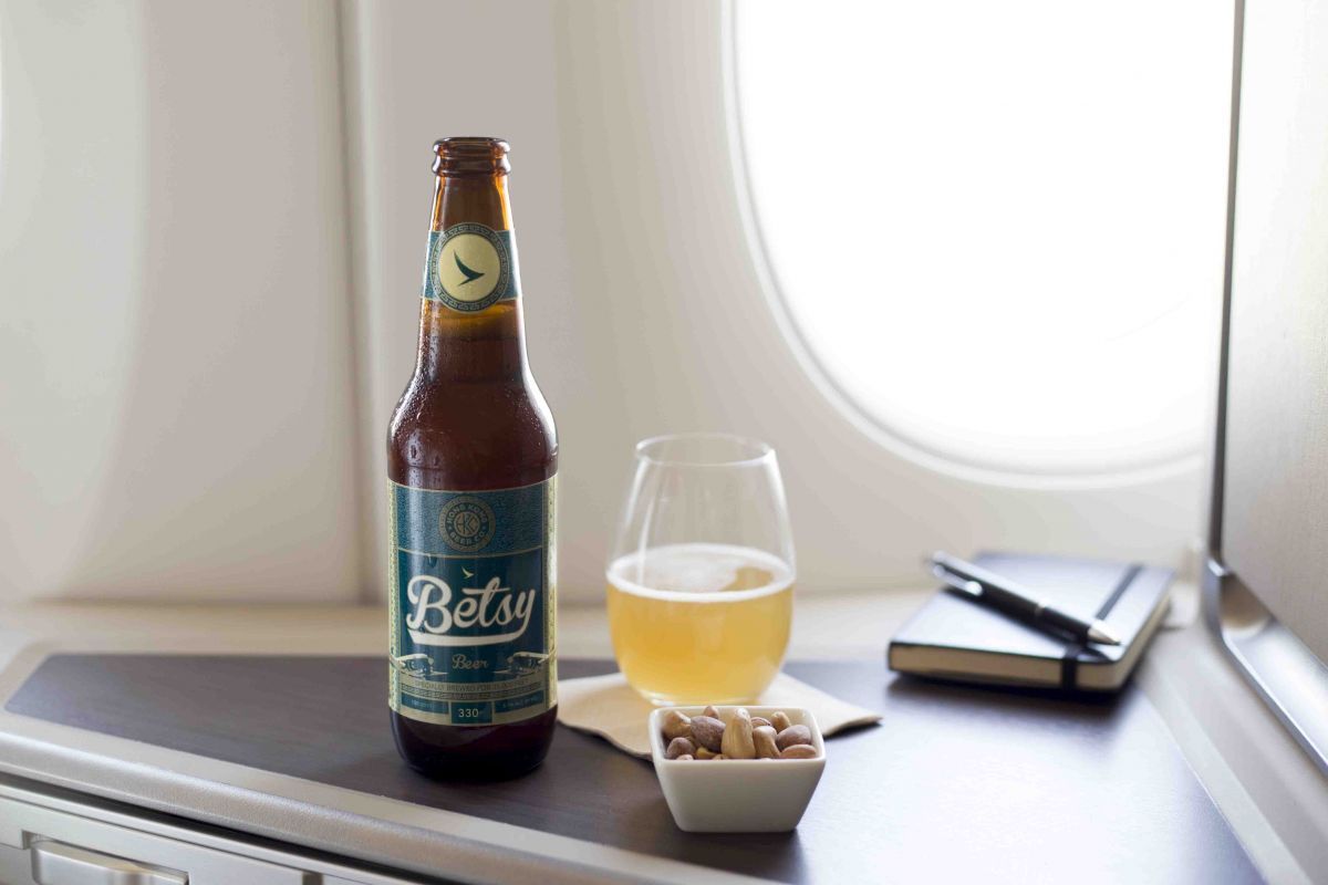 Cathay Pacific introduce la cerveza Betsy en los vuelos Madrid-Hong Kong.