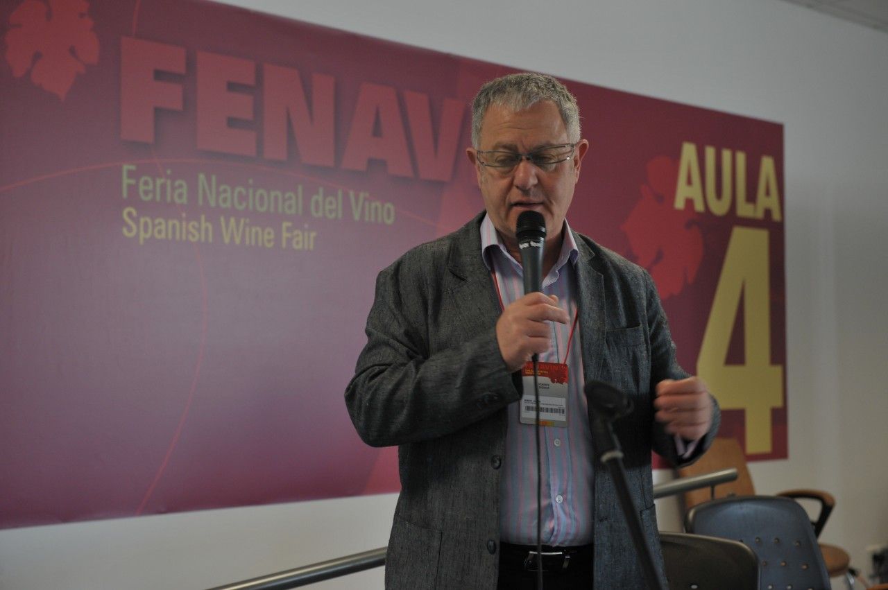 Robert Joseph: «el mercado del vino en 2025 estará influido por las nuevas tecnologías»