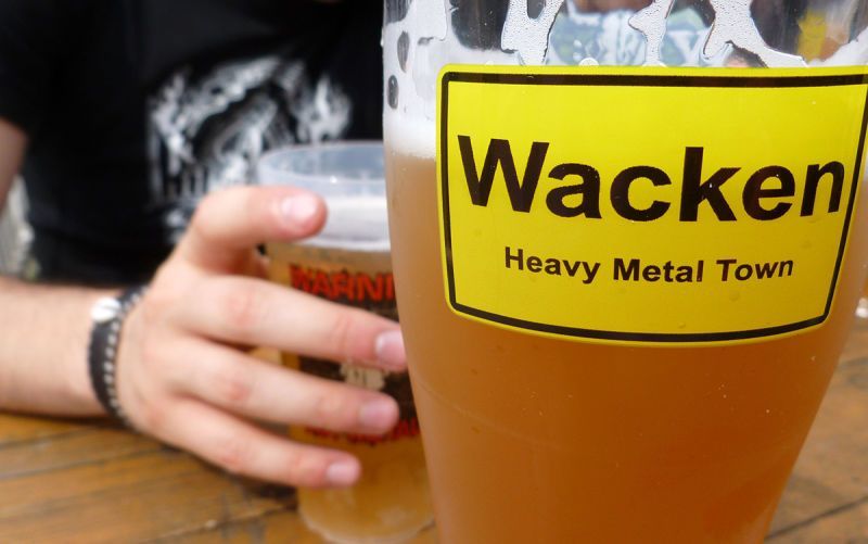 Los asistentes al festival de Wacken beben tanta cerveza que la organización ha construido un «birraducto» de 7km