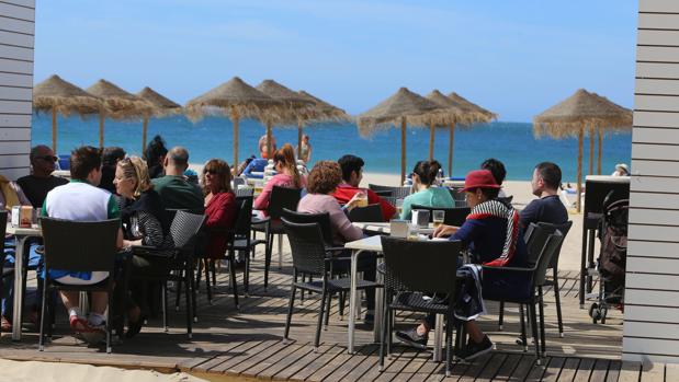 Cautela en la patronal hostelera ante la ampliación de los chiringuitos en Cádiz