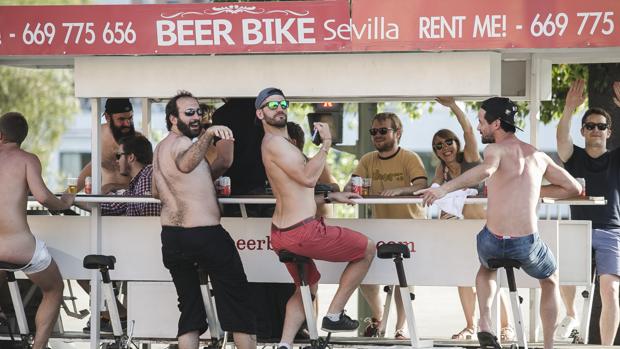 La Policía Local pide documentación a la bicicleta para beber cerveza por las calles de Sevilla