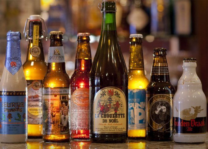 La mayoría de los consumidores juzgan una cerveza artesana por su etiqueta.