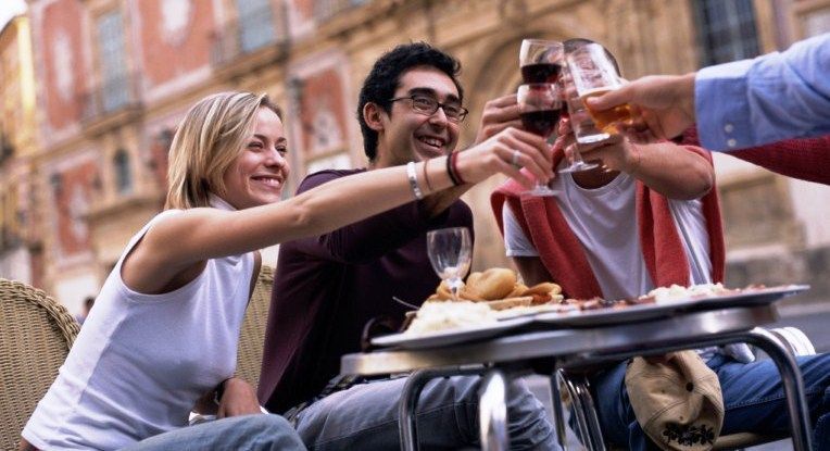 Bodegas y analistas afirman que se recupera el consumo de vino en España
