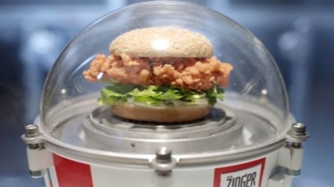 KFC lanza su hamburguesa de pollo en los restaurantes… y en la estratosfera