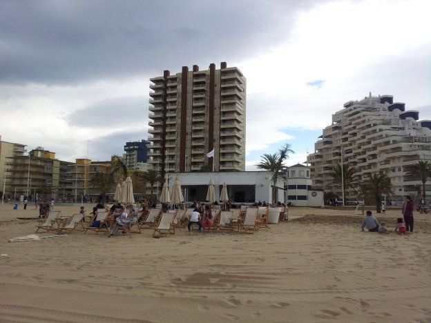 Gandia autoriza a restaurantes y cafeterías a cerrar una hora más tarde hasta septiembre