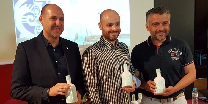 Una empresa talaverana saca al mercado aceite de La Jara en botellas de cerámica