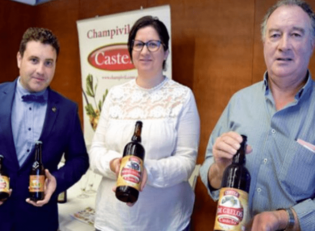 Una cerveza rubia de grelos con el sello ‘made in Galicia’, en la calle