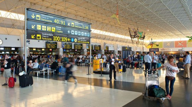 Trabajadores de las cafeterías de los aeropuertos temen perder su empleo por el “afán recaudatorio” de AENA