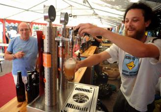 La cerveza artesanal y el «porquiño ao espeto» se convierten en alternativa gastronómica en Vilanova