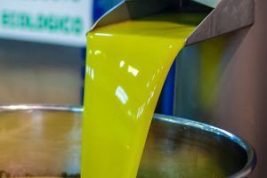 El precio medio del aceite de oliva baja en el mercado de origen y se aleja de los 4€