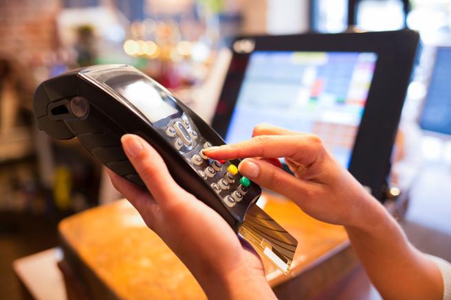 Visa declara la guerra al efectivo: 10.000 dólares a los restaurantes que lo eliminen