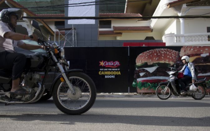 Las hamburguesas de Carl’s Jr. retan a Five Guys en la Gran Vía de Madrid