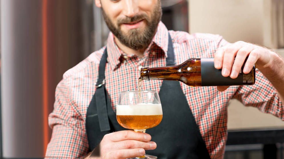 Llevas toda la vida echando mal la cerveza (y te causa problemas estomacales)