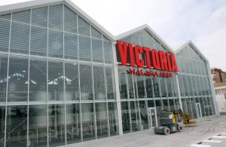 El rótulo de Cerveza Victoria vuelve a lucir en Málaga