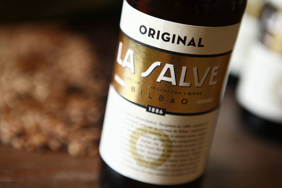 La cerveza La Salve recupera una fórmula de los años 60 para Aste Nagusia de Bilbao