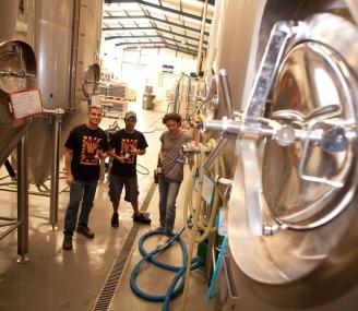 La cervecera artesanal Caleya ya está en Langreo y prevé duplicar su producción