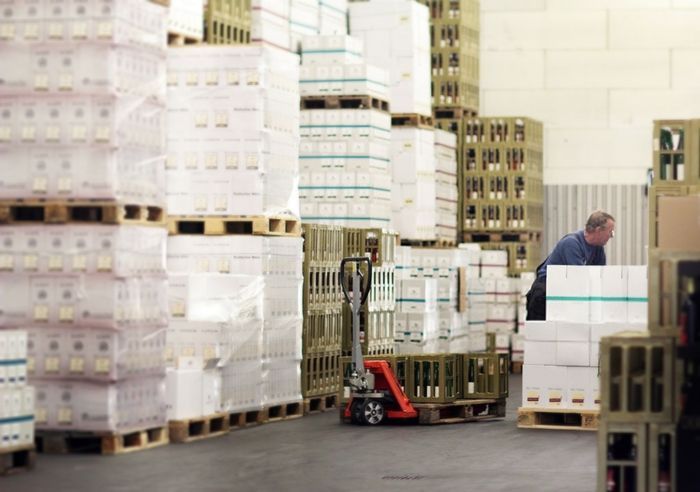 España compra menos vino en el exterior
