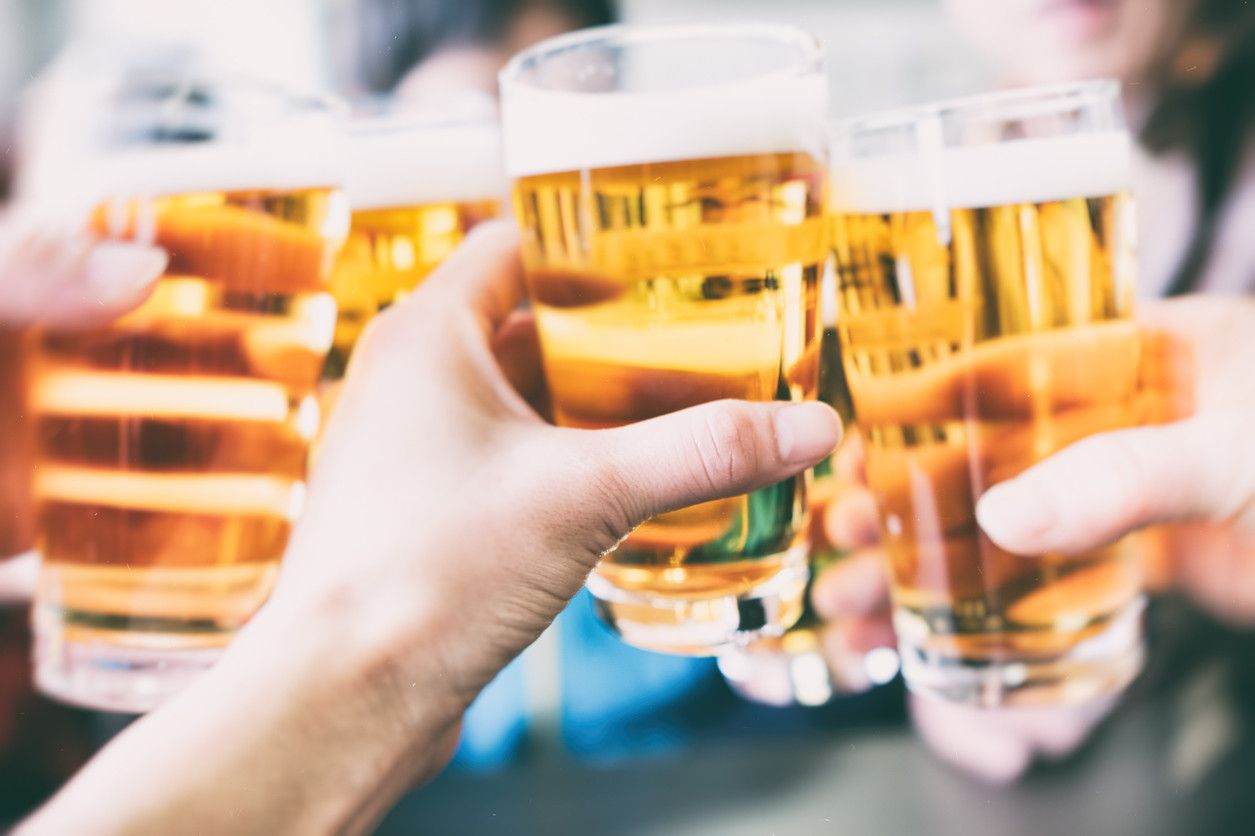 Descubren por qué beber cerveza nos hace sentir bien: la culpa es de la hordenina
