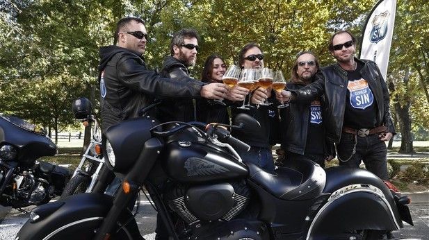 Seis moteros Harley Davidson fomentan en Pamplona el consumo de cerveza sin alcohol