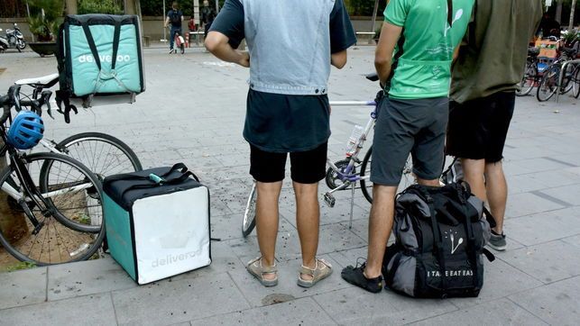 Repartidores vinculados a Deliveroo y Glovo ultiman la creación de una cooperativa