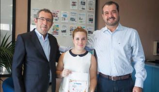 Mahou La Opinión-La Opinión premia a una lectora por votar en los galardones de gastronomía