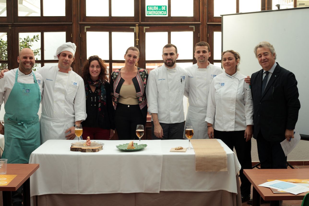La cerveza y la aceituna aloreña protagonistas en la Escuela de Hostelería de Benahavís