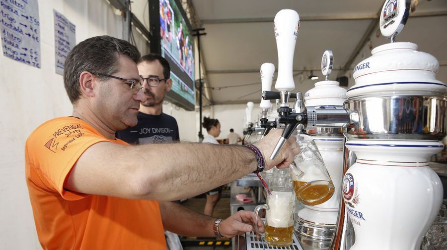 La cerveza empieza a brotar en la carpa de Outubrofest