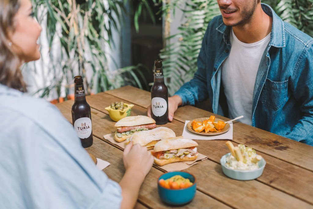 Cerveza Turia lleva la pataqueta “A la taula”