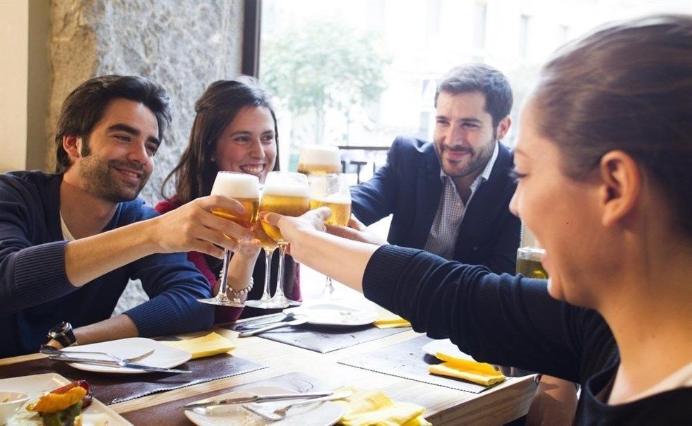 ¿Sabías que la cerveza SIN marida con todo? Viaje seguro por la gastronomía navideña española