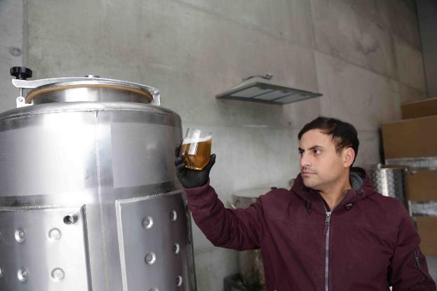 La primera cervecera de Ribadesella produce 250 litros en dos meses