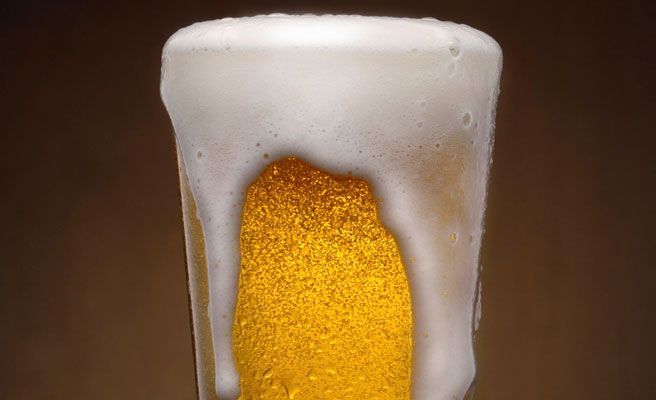 Las 5 claves que debes conocer para servir una cerveza perfecta sin salir de casa