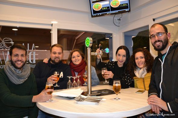 Abre en Xàbia, A la Deriva, la cervecería donde te sirves tu mismo las cañas