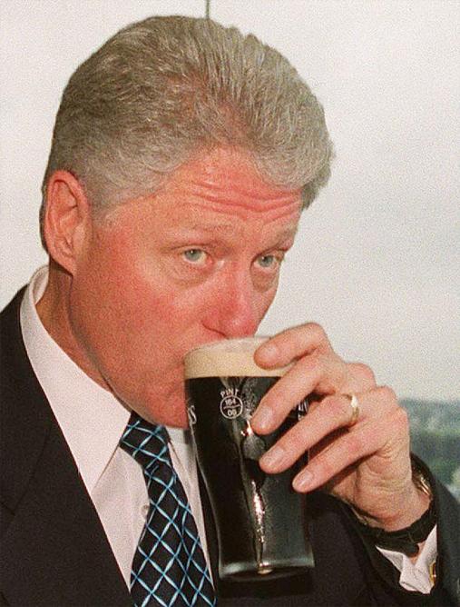 La cerveza negra tiene más hierro que la rubia .