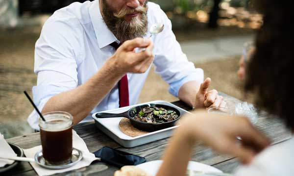 Satisfacción de los hosteleros por la subida de exención fiscal de los cheques de comida