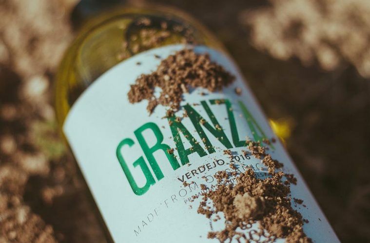 Un vino ecológico que utiliza etiquetas de papel de uva