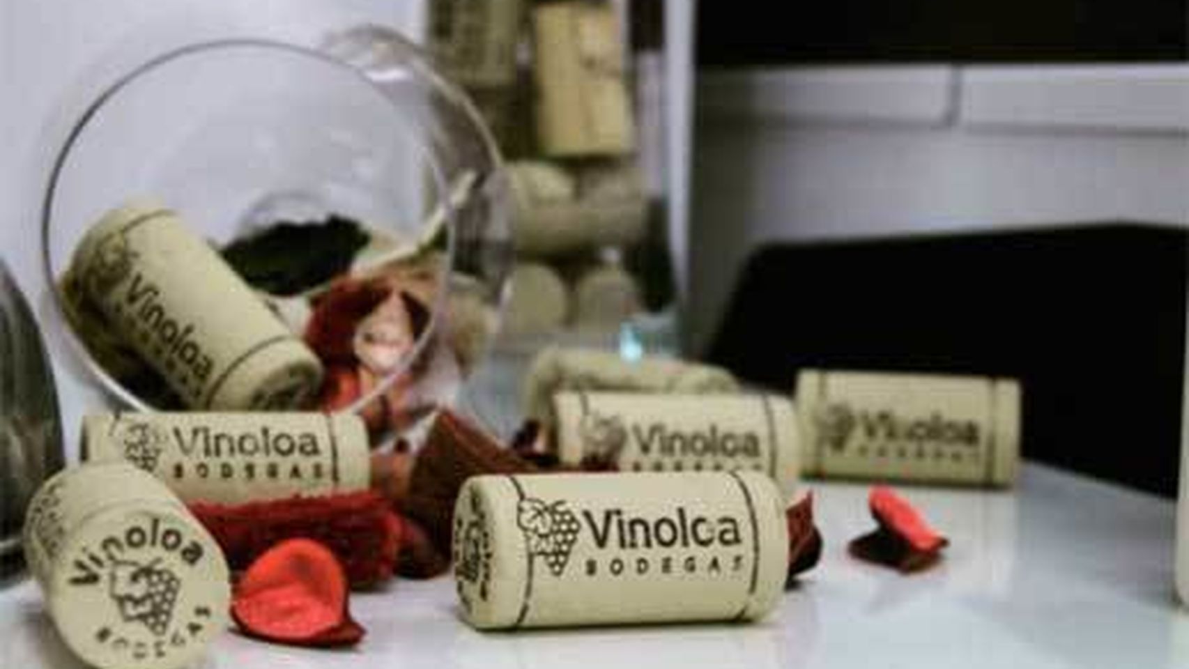Cómo lanzar más de diez marcas de vino barato sin viñedos ni bodegas
