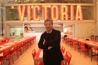 Joan Roca visita La Fábrica de Cerveza Victoria