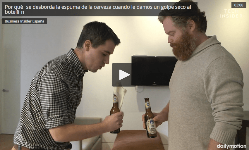 Por qué se desborda la espuma de la cerveza cuando le damos un golpe seco al botellín