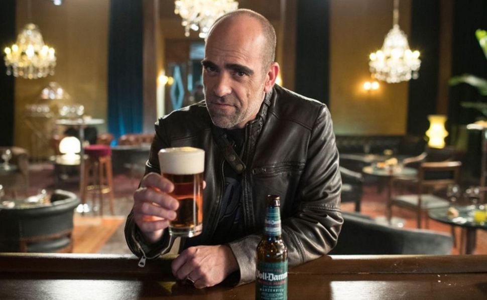 Voll-Damm estrena imagen con un nuevo spot protagonizado por Luis Tosar