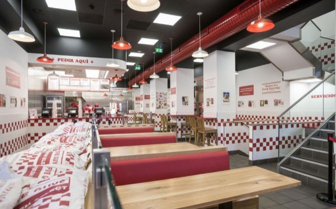 Five Guys, la hamburguesería preferida de Obama, inaugura su primer local en Barcelona