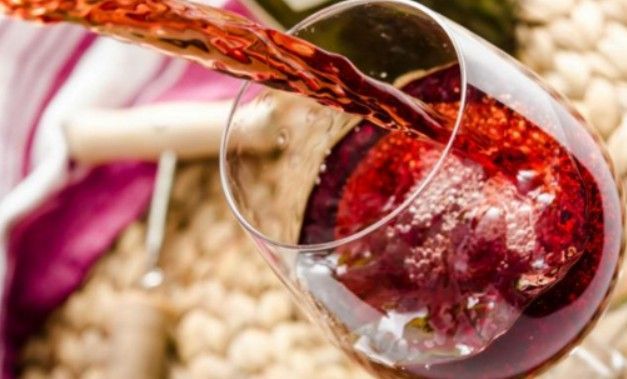 VinoGratis, invita a los clientes a una botella de vino mientras comen