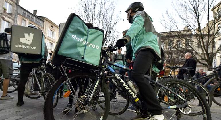 Deliveroo comienza a asegurar a los repartidores en medio de la batalla judicial por su modelo laboral