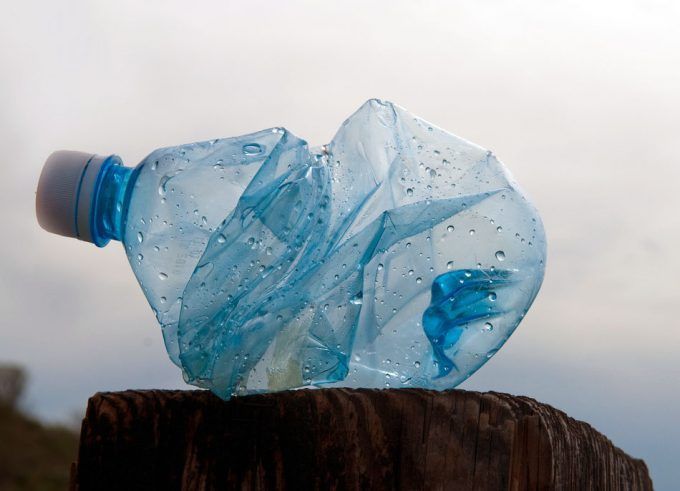 La industria del agua embotellada en Europa se compromete a reducir los desechos plásticos