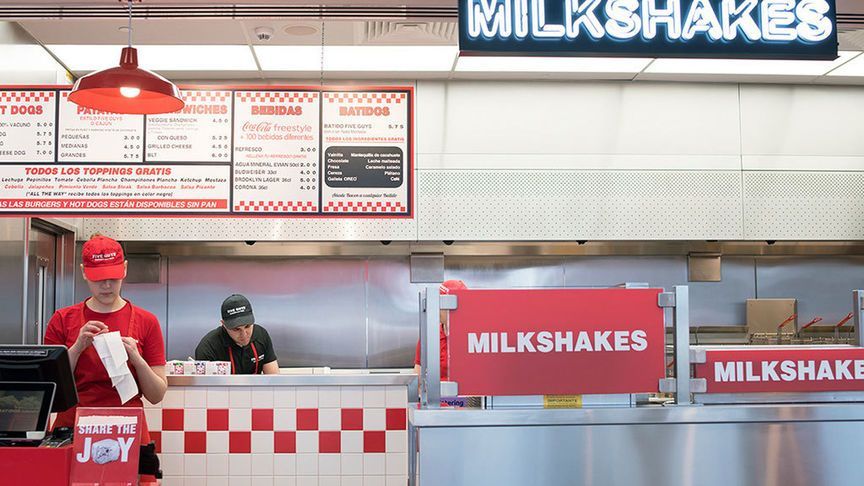 Five Guys vuelve a rendirse al turismo con su nueva apertura en el centro de Madrid
