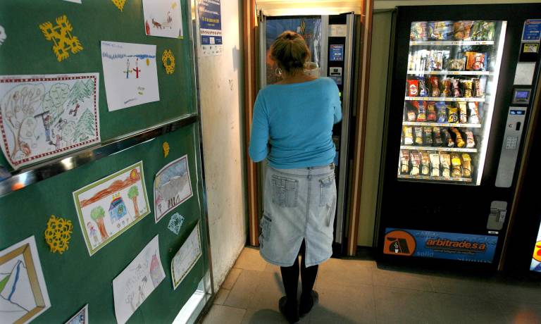 La Generalitat prohíbe refrescos y bollería de más de 200 calorías en colegios y hospitales